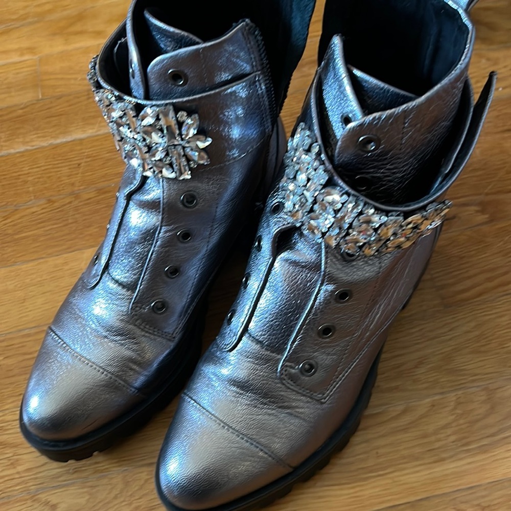 Karl lagerfeld silver combat boots zipper on the side with rhinestone detail 8.5